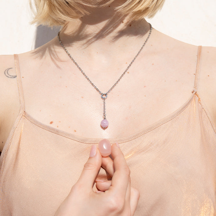 Festa della mamma - Abbraccio | pendente kunzite e burattato quarzo rosa